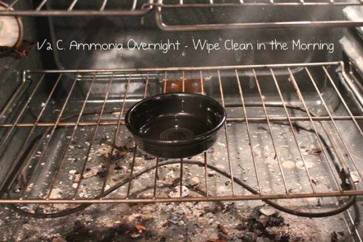 Om moeiteloos de oven schoon te krijgen moet je er een schaaltje met ammoniak in laten staan. De dag daarna is alle vuiligheid losgekomen.
