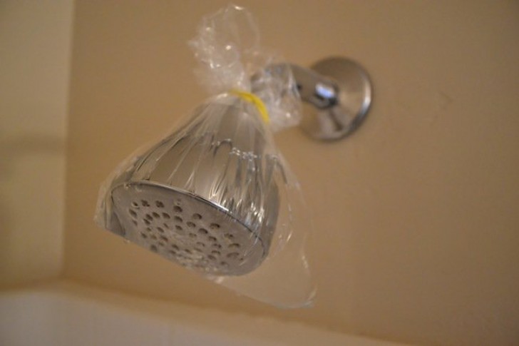 Legando un sacchetto di plastica contenente aceto bianco al soffione della doccia, vi renderete conto di quanto era sporco prima! Lasciando agire per una notte tornerà splendente!