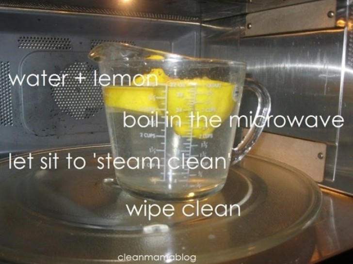Mettete un limone tagliato a metà in un recipiente con dell'acqua: portate ad ebollizione con il forno a microonde e lasciate che i vapori agiscano per un paio di minuti. La rimozione dello sporco richiederà il minimo sforzo!