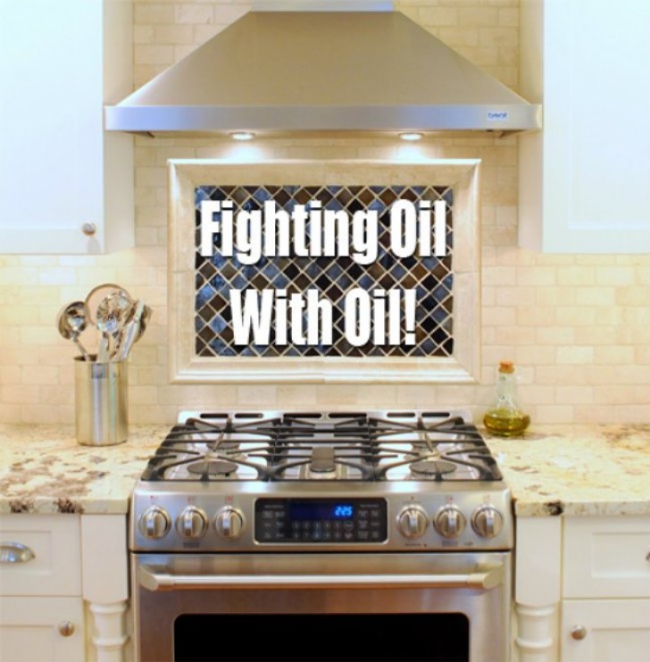 Het lijkt misschien gek, maar de oliespetters op de keukentegeltjes krijg je weg door een beetje plantaardige olie op een keukenpapiertje te doen en over de wand te vegen.