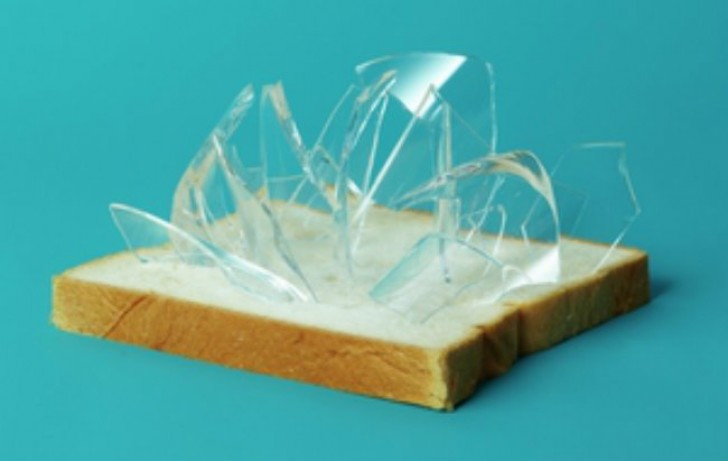 Raccogliere i pezzi di vetro caduti a terra è molto più semplice se si usa un fetta di pane: anche i pezzi più piccoli sono raccolti!