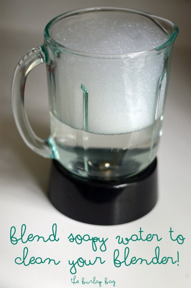 Maak de blender in een handomdraai schoon door heet water met afwasmiddel erin te gieten. Zet hem aan en alle voedselresten worden verwijderd.
