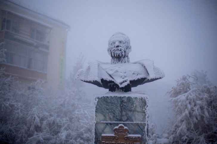 Het beeld van Ivan Kraft, een van de eerste gouverneurs van Yakutia, de autonome republiek waar Oymyakon zich bevindt, brengt een groot deel van het jaar onder een laag ijs door.