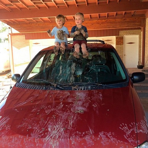 Waarom je auto wassen als hij toch binnen no time weer vuil is?