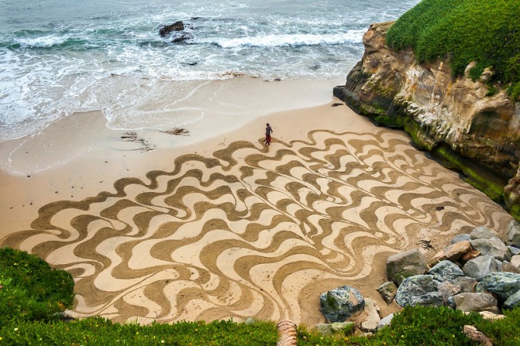 Un ragazzo lascia il suo lavoro per creare incredibili opere d'arte sulla sabbia - 2