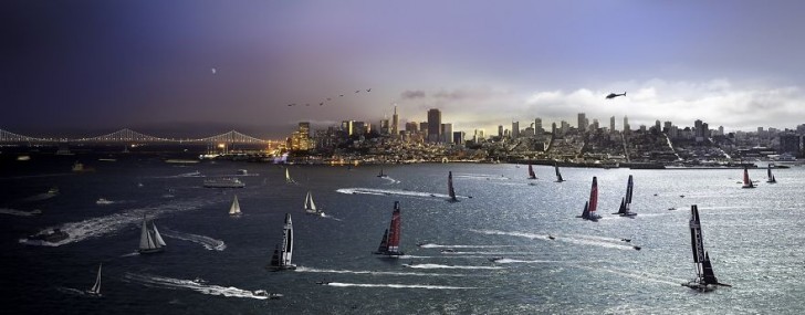 Le vele della Coppa America di San Francisco hanno solcato la superficie dell'acqua nonostante il buio.