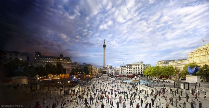 Non si è mai soli nella piazza londinese di Trafalgar Square.