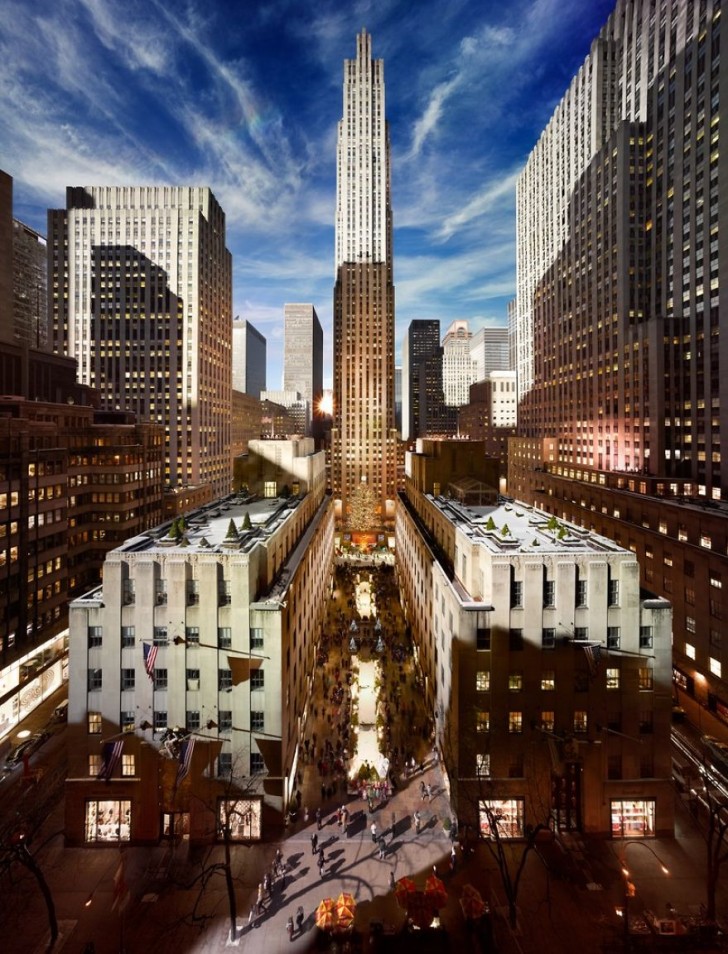 Le dimensioni mastodontiche del Rockefeller Center, New York, sembrano impedire al sole di raggiungere i piani bassi.