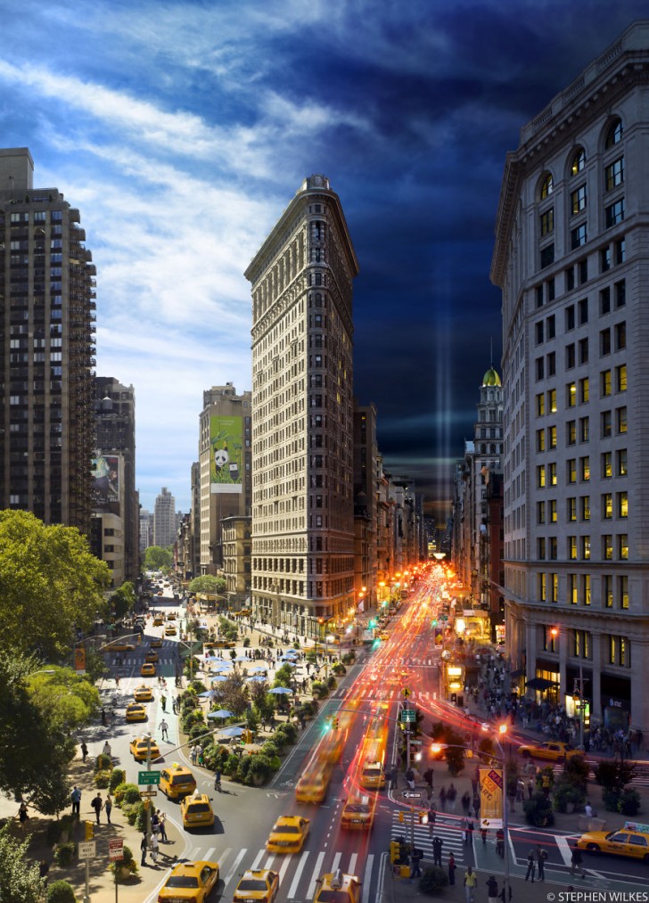 Het Flatiron Building in New York ligt bevindt zich te midden van het drukke stadsleven dat dag en nacht doorgaat.