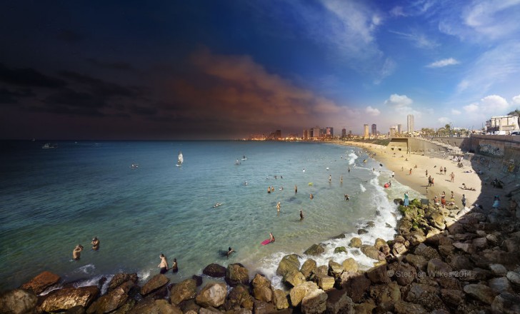 L'arrivo dell'oscurità avvolge le acque del mare di Tel Aviv.