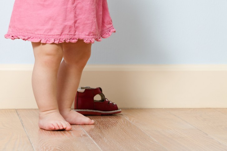 7 redenen om je kind vrij te laten bewegen op zijn blote voeten (als de ondergrond dit toestaat uiteraard):