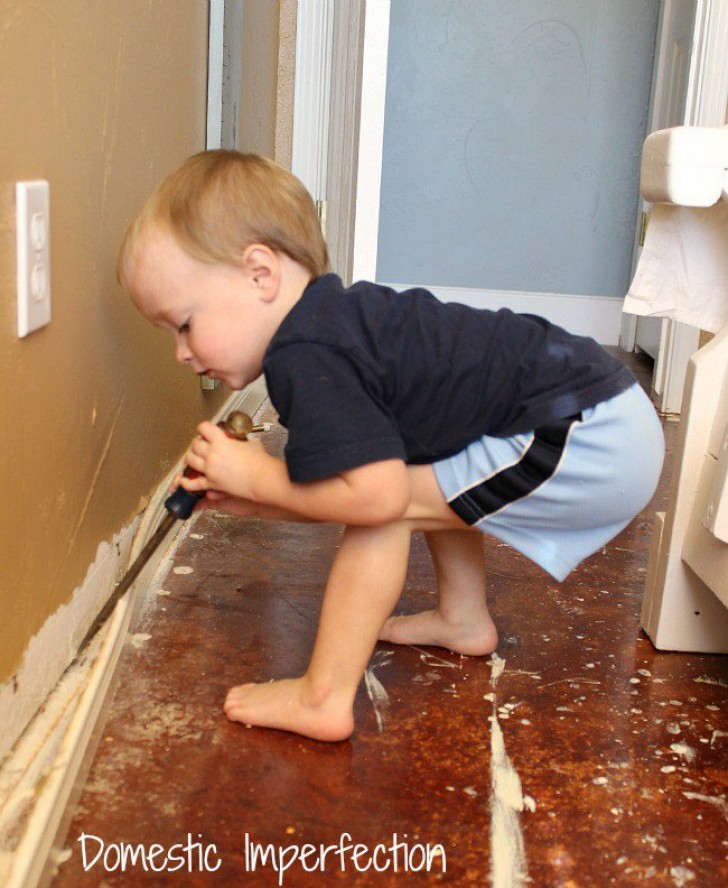 Con l'arrivo del bambino in casa, si rese necessario sostituire il vecchio pavimento nella sua stanza.