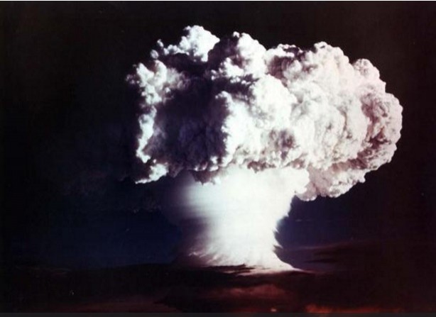 La bomba ad idrogeno invece si basa sulla fusione nucleare.