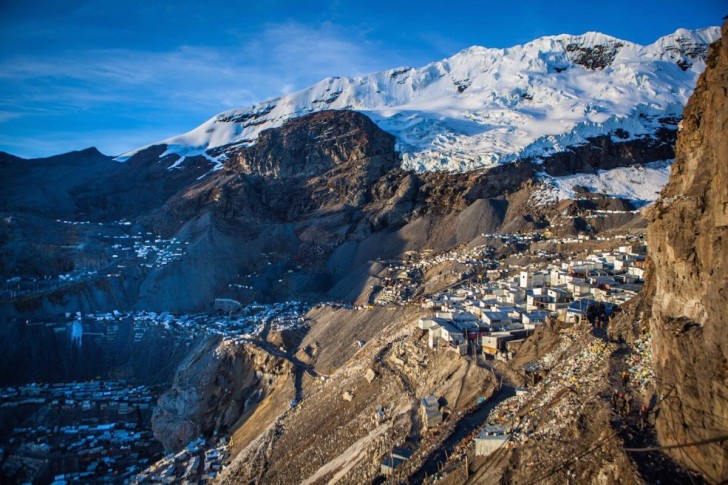 L'unico accesso alla città è una stretta stradina di ghiaia, ghiaccio e rocce, costruita sul fianco ripido di una cima della catena montuosa delle Ande.