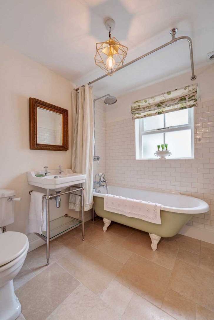 Nel bagno si trova un pezzo di antiquariato di valore: la vasca vittoriana con i caratteristici piedini è la protagonista della toilette.