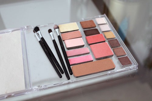 Een elegante oplossing voor een make-up palette die je goedkoop en efficiënt samen kunt stellen.