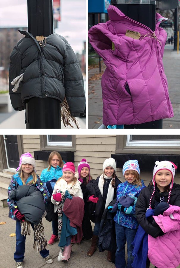 Diese Kinder binden Mäntel an den Pfählen fest um die Obdachlosen vor der Kälte zu schützen.