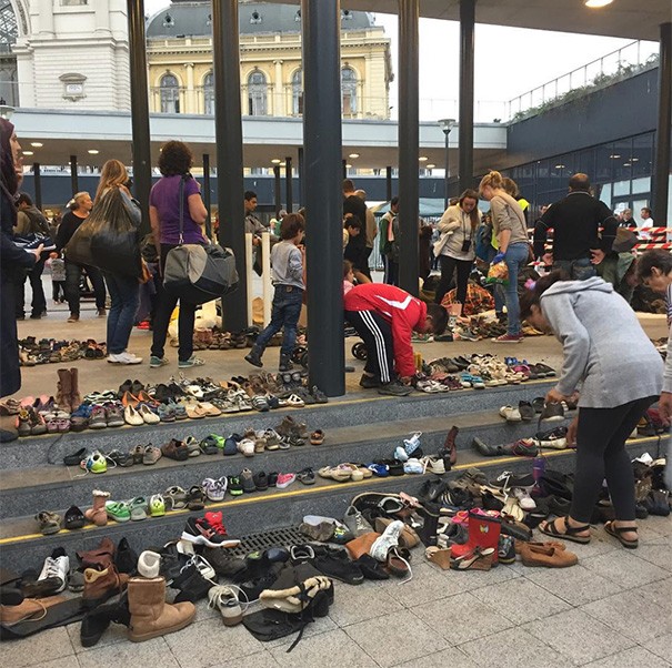  Einwohner bringen ihre Schuhe für eintreffende Flüchtlinge zum Bahnhof von Budapest. 