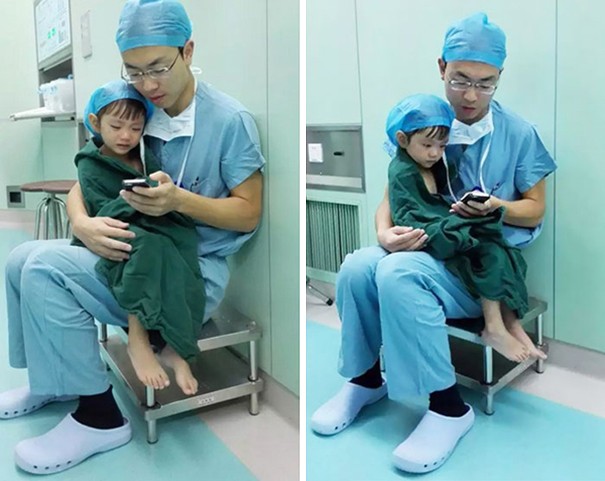 Ein Chirurg tröstet ein Kind, dass schluchzt und Angst vor einer Operation hat.