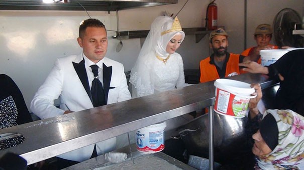 Ein türkischen Hochzeitspaar verbringt ihren Hochzeitstag damit, Geflüchteten Essen auszugeben.