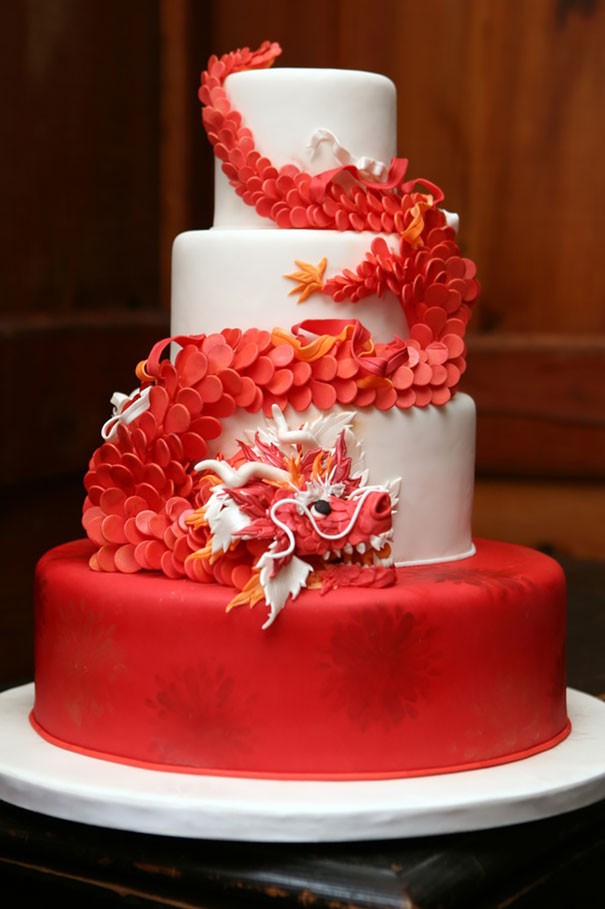 De draak die over de taart kronkelt brengt het bruidspaar geluk...