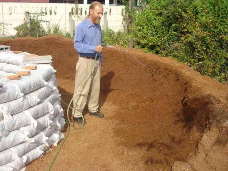 Avant de remplir les sacs, mouillez le sol afin qu'il soit plus compact, mais sans former de boue.