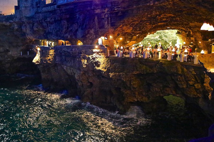 Seja de dia que de noite, a gruta oferece uma atmosfera incrível.