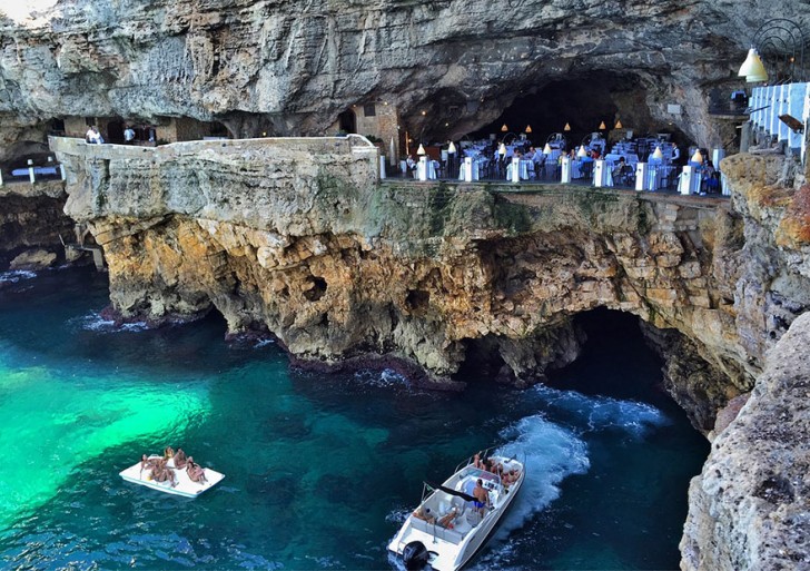 Gran parte del paese di Polignano a Mare sorge sulle rocce a strapiombo sul mare Adriatico