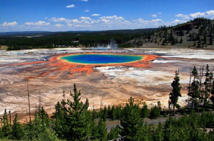 Une source thermale, États-Unis : c'est la troisième plus grande au monde et elle s'étend jusqu'au magnifique parc national de Yellowstone.