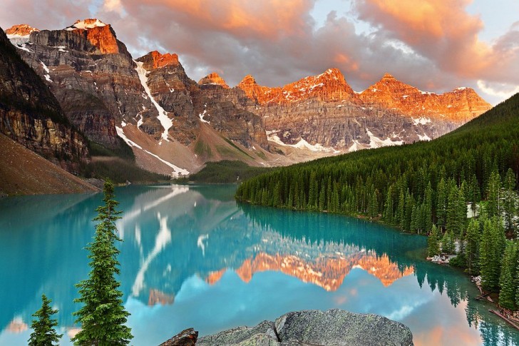 Lac Alberta, Canada: Les eaux glacées transportent des roches sédimentaires qui donnent une couleur turquoise intense.