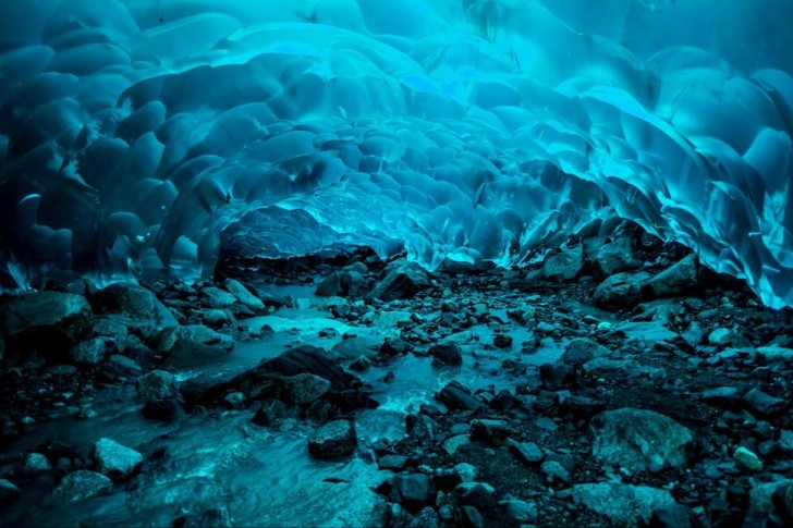 Juneau, Alaska: dans les profondeurs des glaciers, s'étendent d'énormes cavités, dont la magie vous charmera. Malheureusement, le changement climatique menace leur existence.
