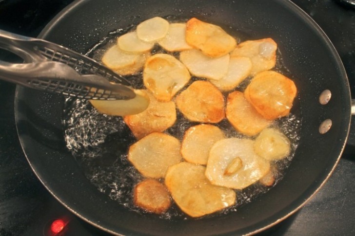 Ricopre la teglia con le patate e aggiunge gli spinaci: il piatto finale è un capolavoro - 4