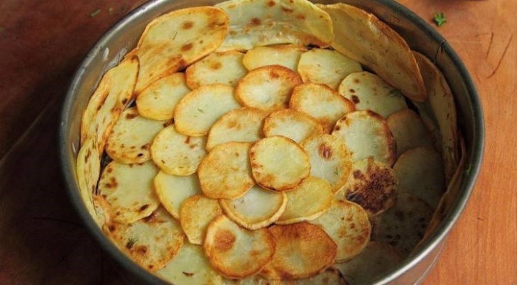 Ricopre la teglia con le patate e aggiunge gli spinaci: il piatto finale è un capolavoro - 5