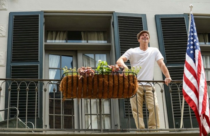 Ecco Brad Pitt sul balcone della sua nuova casa a New Orleans. Non ci stupisce che sia molto amato dalla gente