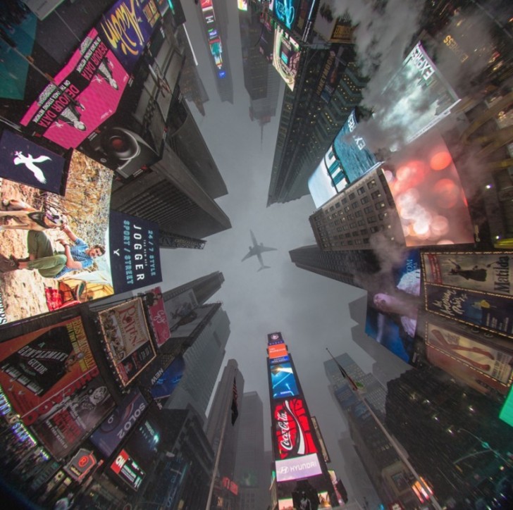 Un avion en vol au dessus de Time Square rend cette photo unique.