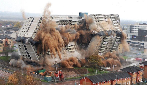La destruction instantanée et spectaculaire d'un bâtiment.