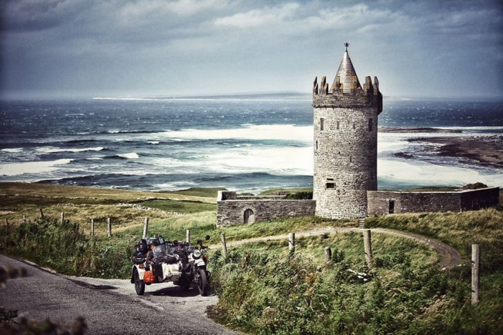 Il castello Doonagore sulle coste irlandesi 