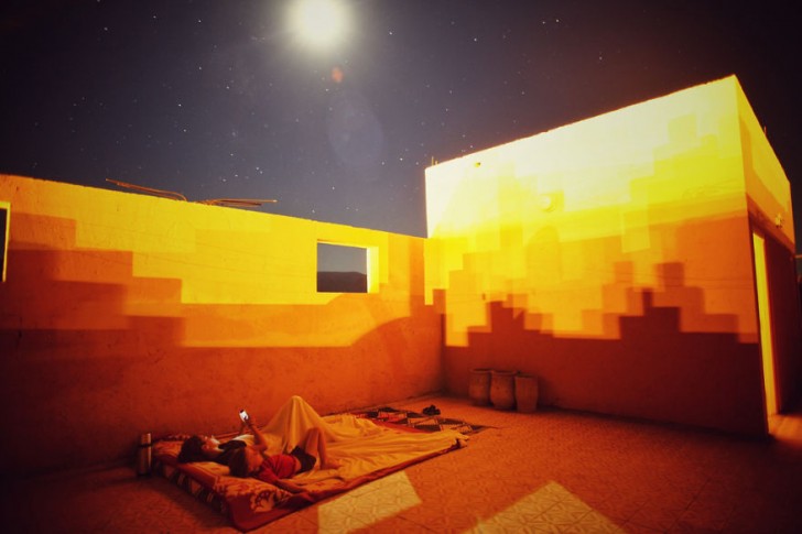 La nuit sur un toit d'un hôtel au Maroc...