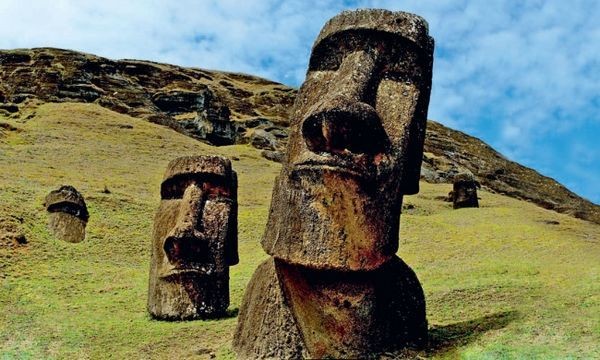Die Osterinsel befindet sich mitten im pazifischen Ozean. In der Sprache der Einheimischen wird sie Rapa Nui genannt.