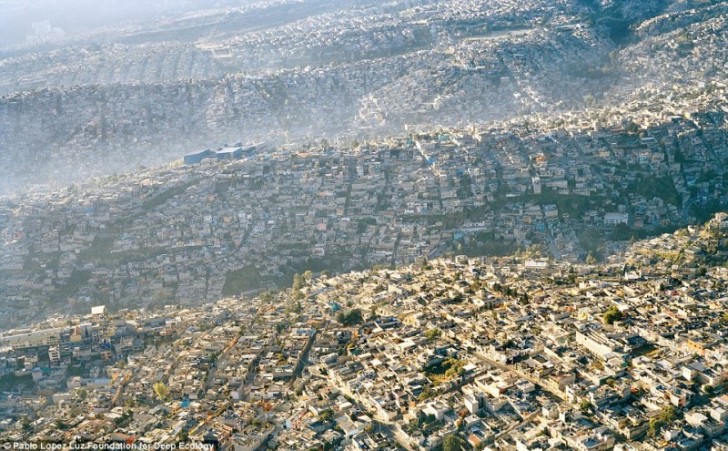 Vista sopra la sterminata metropoli di Città del Messico