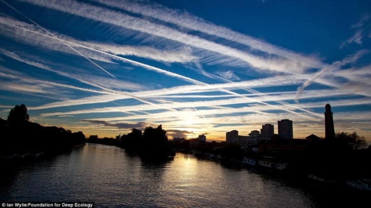 Tracce dell'inquinantissimo traffico aereo nel cielo di Londra