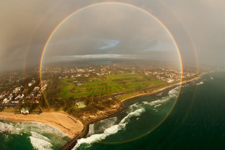 13. Cerchio di arcobaleno, fotografato da un aereo