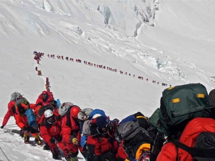 15. Gruppo di scalatori sull'Everest