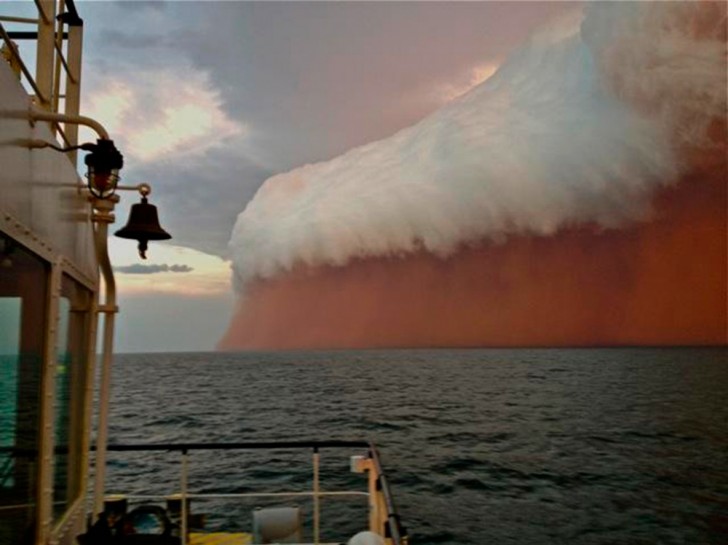 16. Enorme tempesta di sabbia in Australia