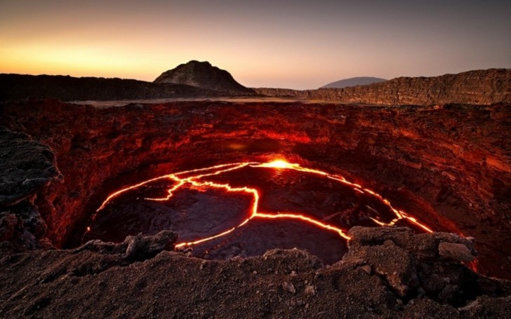 3. Lago di lava nel cratere di un vulcano in Etiopia