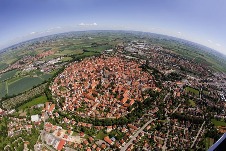 8. Nördlingen, città bavarese costruita nel cratere di un meteorite caduto sulla Terra circa 14 milioni di anni fa