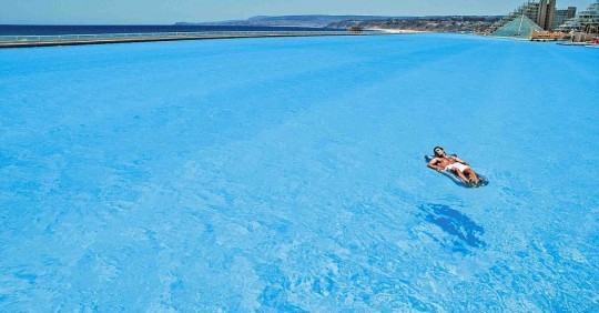 Vous devez voler jusqu'à Algarrobo, au Chili, et se rendre au Resort "San Alfonso del Mar", pour nager dans une piscine bleue de 8 hectares!