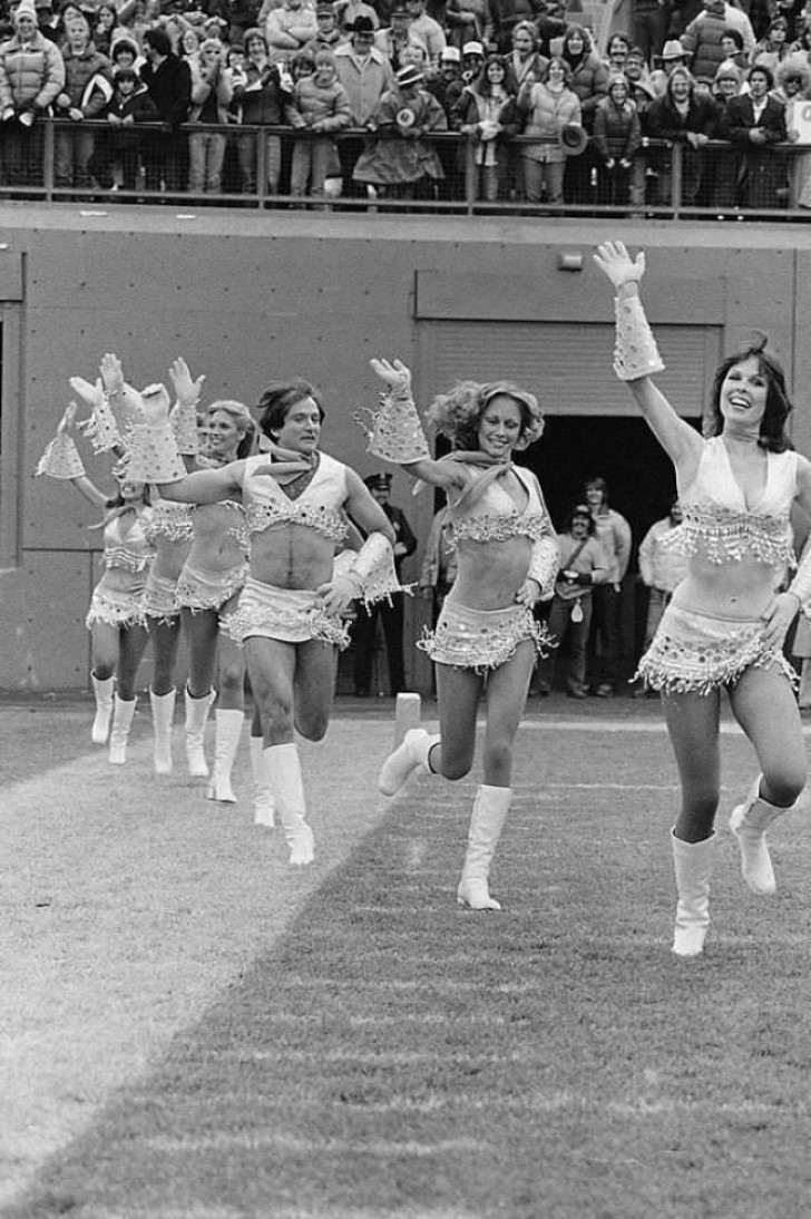 Robin Williams verkleed als cheerleader - 1980