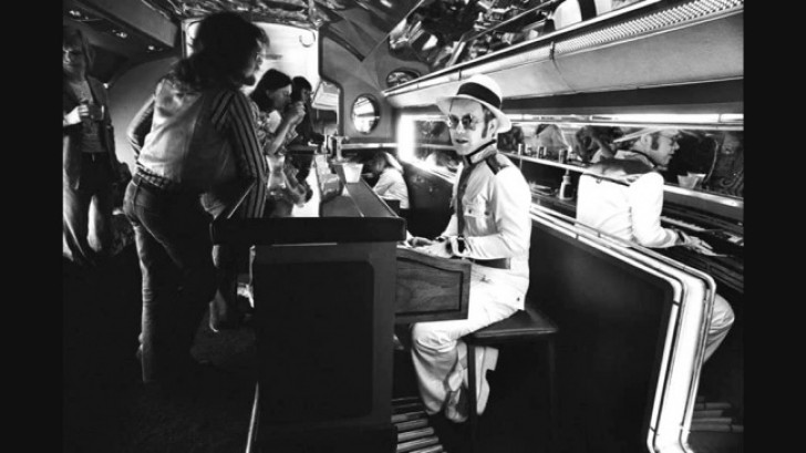 Elton John al pianoforte a bordo del suo jet privato - 1976