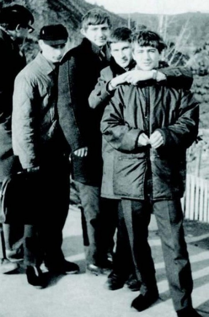 Vladimir Poetin als tiener (tweede van links)